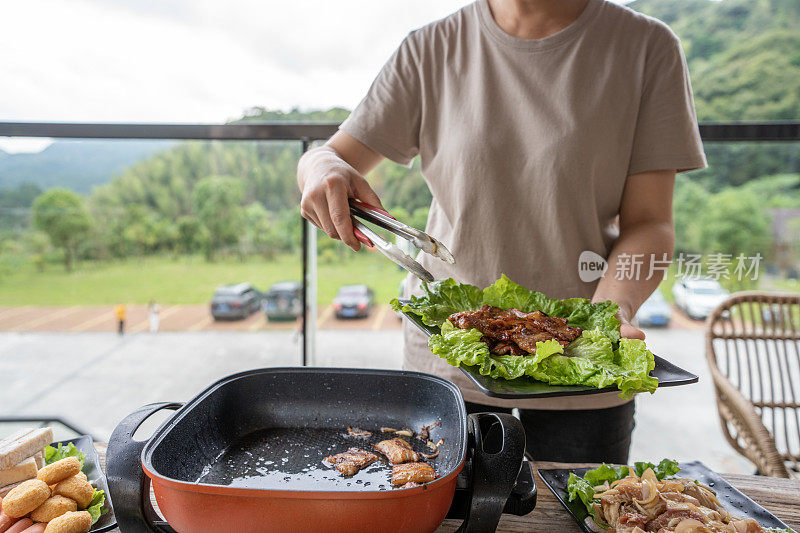 炸好的肉片，从锅里取出盛在盘子里