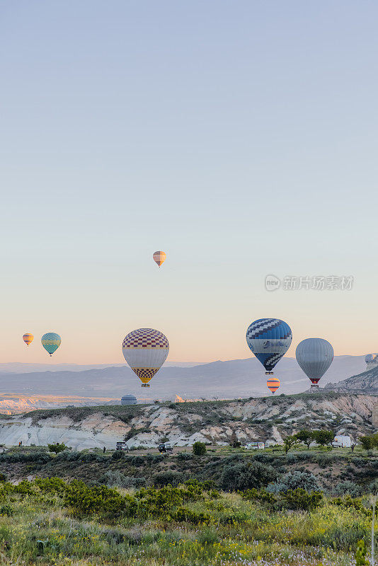 卡帕多西亚有数百个热气球，山上有雄伟梦幻的日出