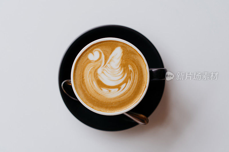 咖啡艺术与泡沫的平面白咖啡