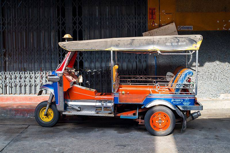 泰国曼谷街道上的一辆嘟嘟车的侧视图