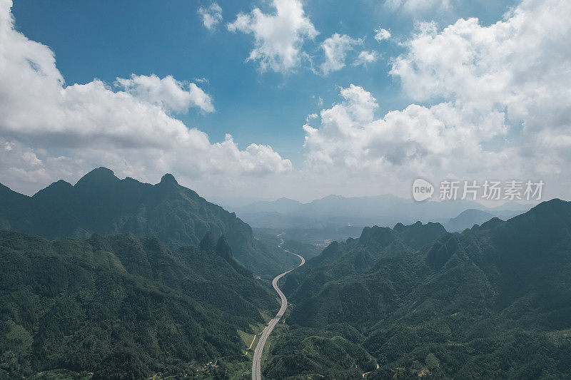 通过山区高速公路