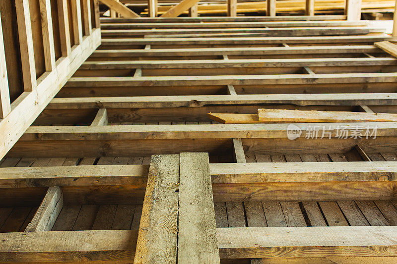 木地板。建筑房子。建筑材料。木头。房子的框架。木材
