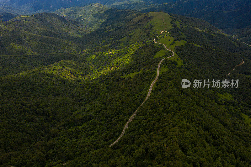 无人机俯瞰山上的道路