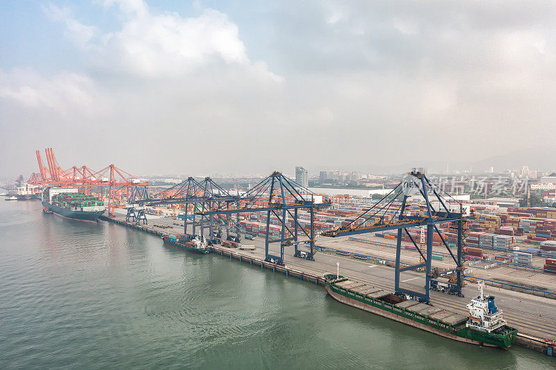 大雾天，大型货船在港口装卸集装箱