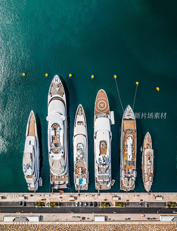 一排豪华超级游艇停泊在沃班港，昂蒂布，蓝色海岸，法国