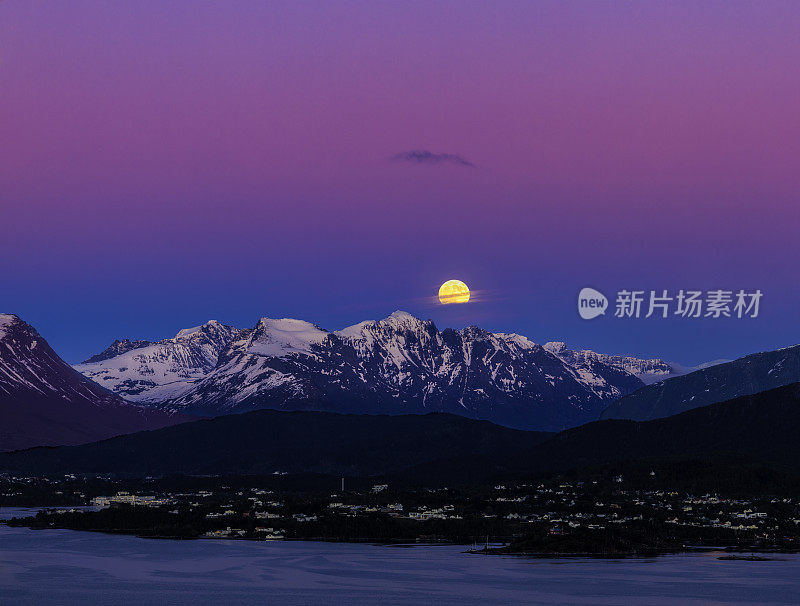 从挪威阿勒松的阿克斯拉视点观看，黄昏时分月亮从雪山上升起