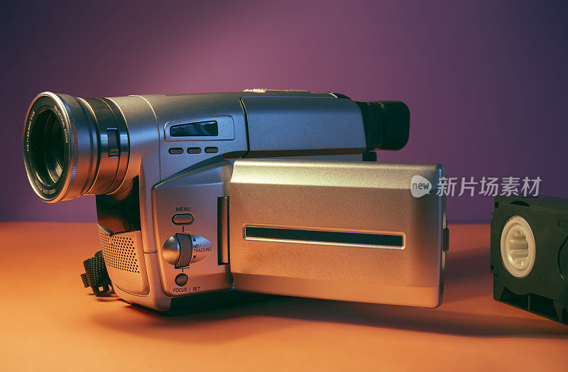 一个复古的90年代的vhs摄像机在90年代的色彩主题。