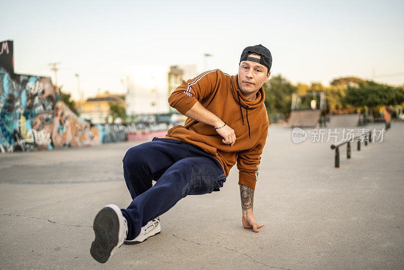 年轻男子肖像霹雳舞在滑板公园