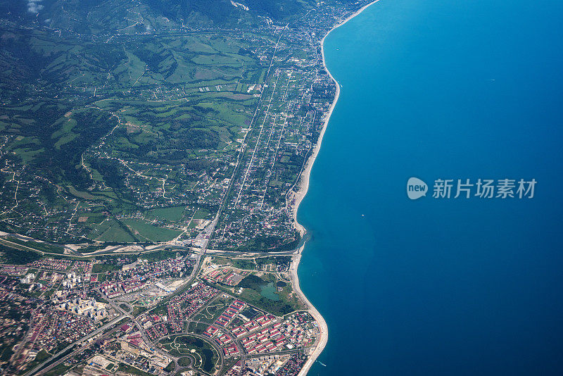 高空飞行，黑海海岸的鸟瞰图