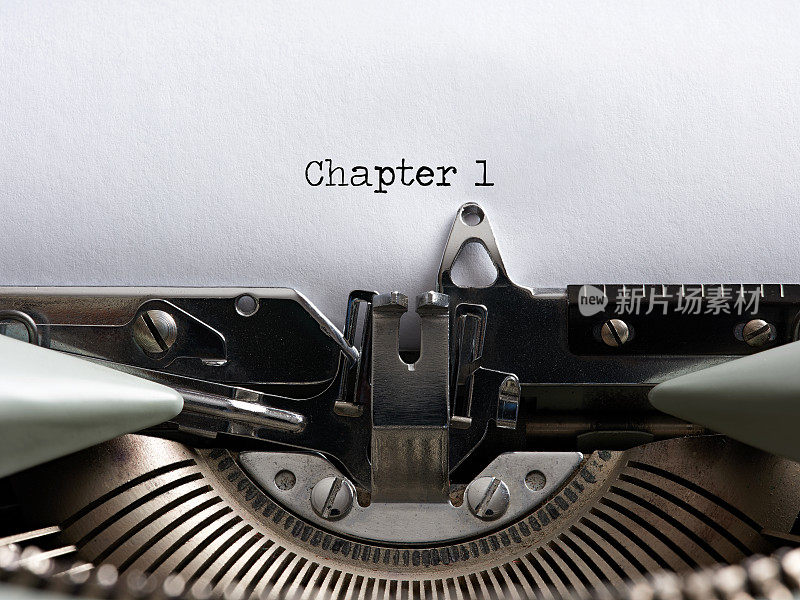 第一章这个词是用老式打字机写的。讲故事，写书或作者概念。