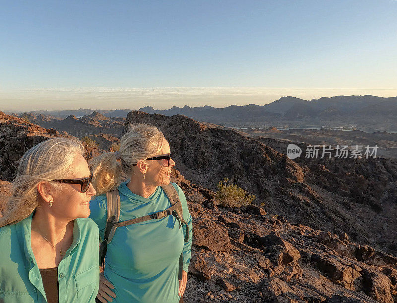 成熟的徒步旅行者从山顶眺望远方