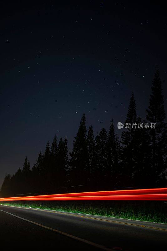 夜晚迷人的星空下，红色车灯的长镜头