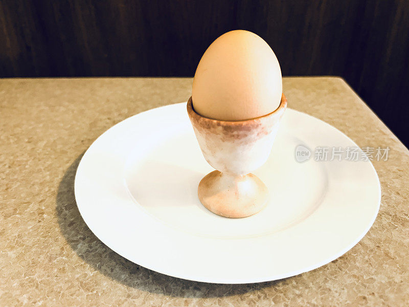 用鸡蛋杯煮鸡蛋