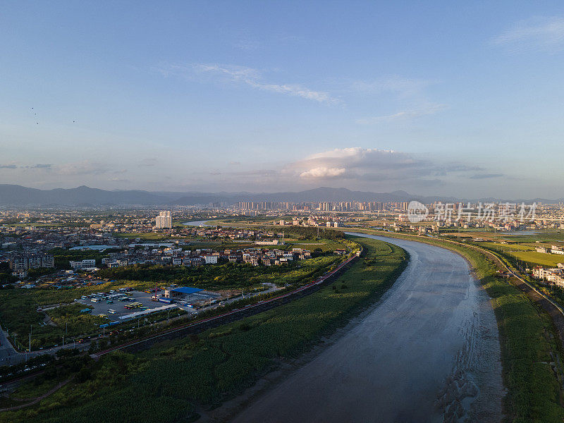 穿越城市和农村地区的河流和道路的航空照片