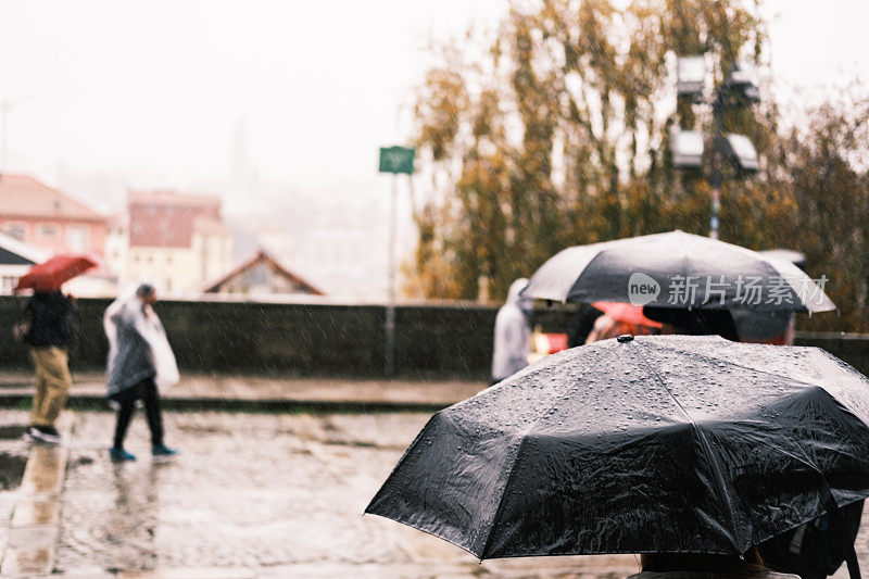 波尔图的雨让雨伞打开了