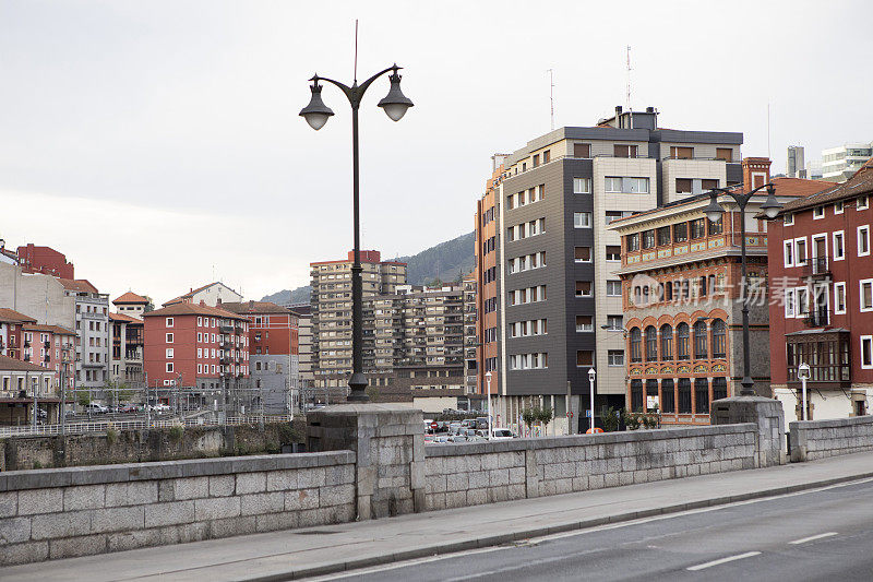 西班牙城市公寓楼的天际线