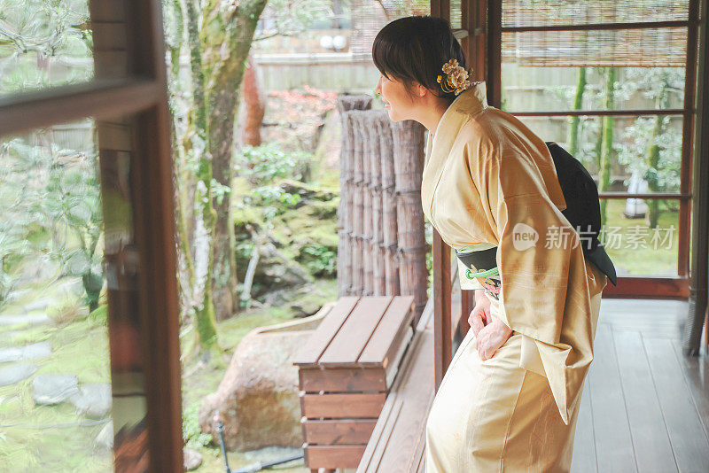 日本女士在传统日式旅馆的房间放松