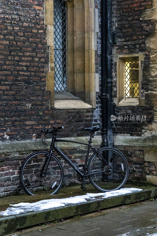剑桥女王学院前的自行车，剑桥郡。