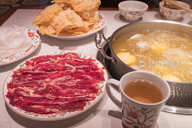 准备潮汕牛肉火锅及食材，嫩牛肉，炸豆腐皮，准备蘸酱