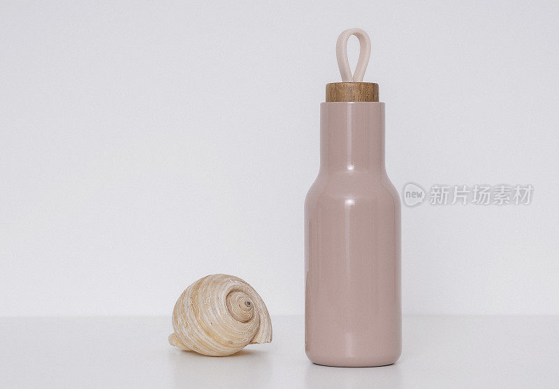 现代水瓶蜗牛壳在白色的背景