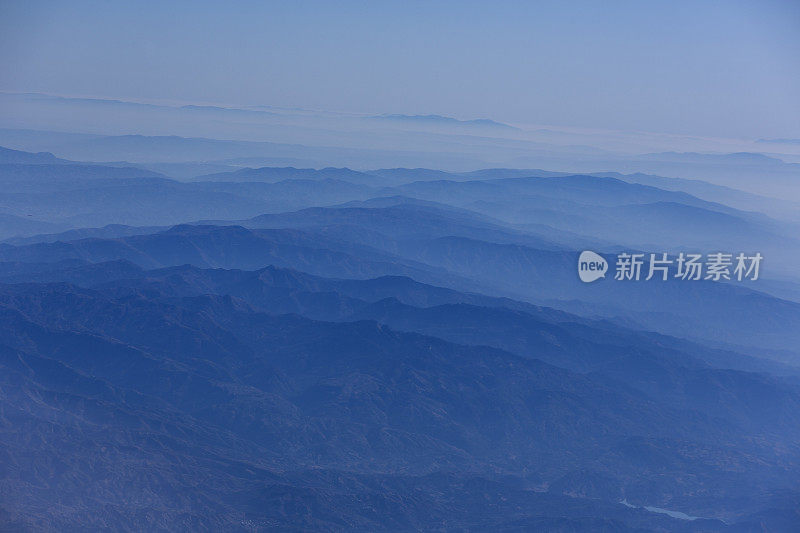 日出时地平线上的雾山在博德鲁姆火鸡附近