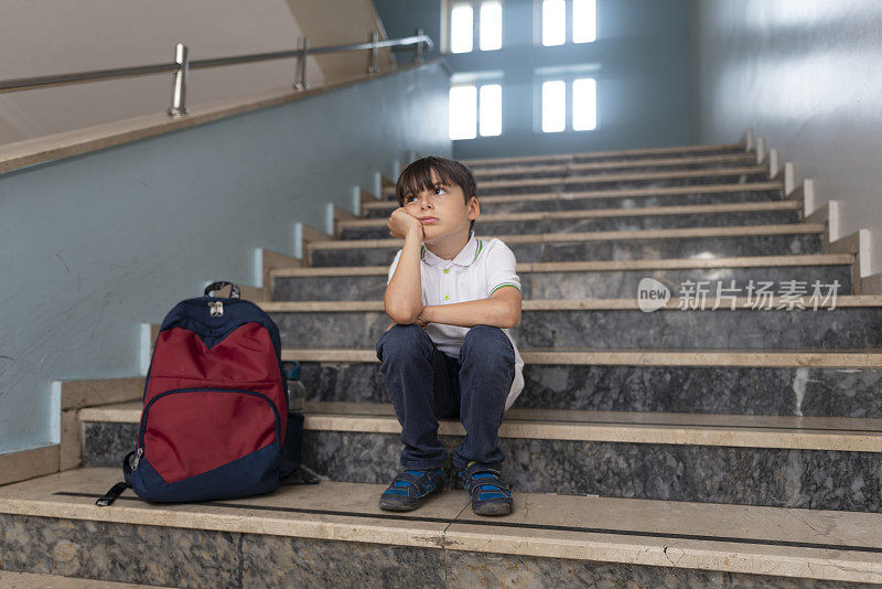 对于刚开始上小学的孩子来说，适应学校的问题。