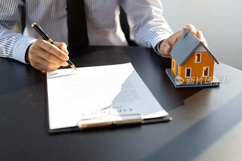 商家签订合法的房地产合同协议，房屋保险、贷款、抵押、租赁。