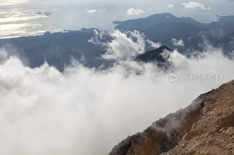 从塔塔利山顶俯瞰地中海和丘陵