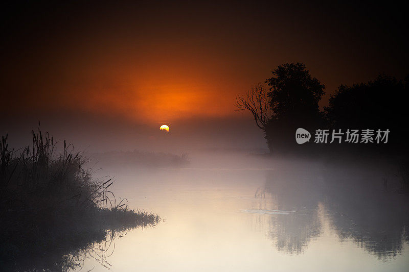 河上的日出