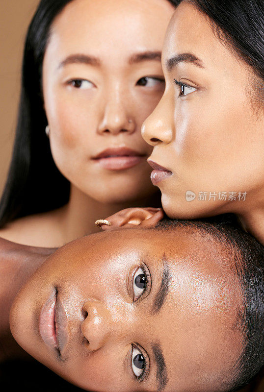 多样性，护肤肖像和女性支持化妆品皮肤病学，面部健康和护理在棕色背景工作室。女性包容，模特脸和豪华水疗辉光或有机治疗