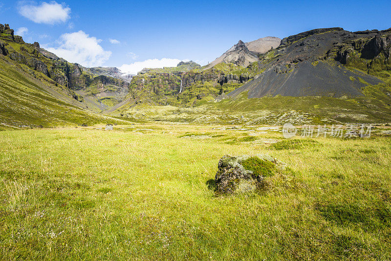 mulagljjufur峡谷的冰岛景观，草地和苔藓覆盖着岩石和瀑布