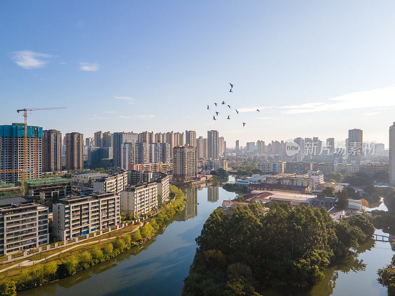 沿河的城市住宅和别墅