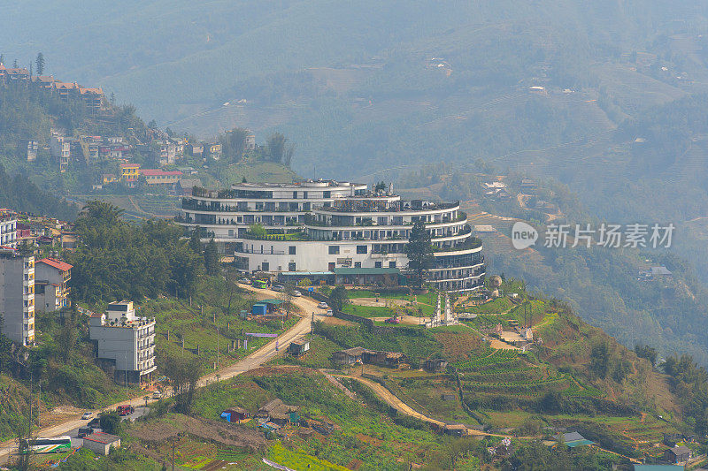 亚洲越南老蔡省萨帕市山城景观鸟瞰图，阳光明媚，夕阳西下，云中山景