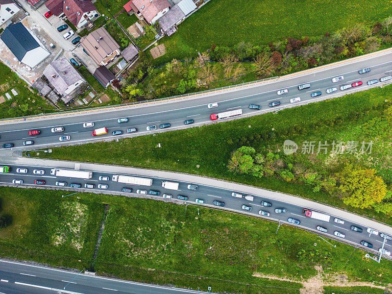 高速公路上的城市交通，俯视图，航拍图