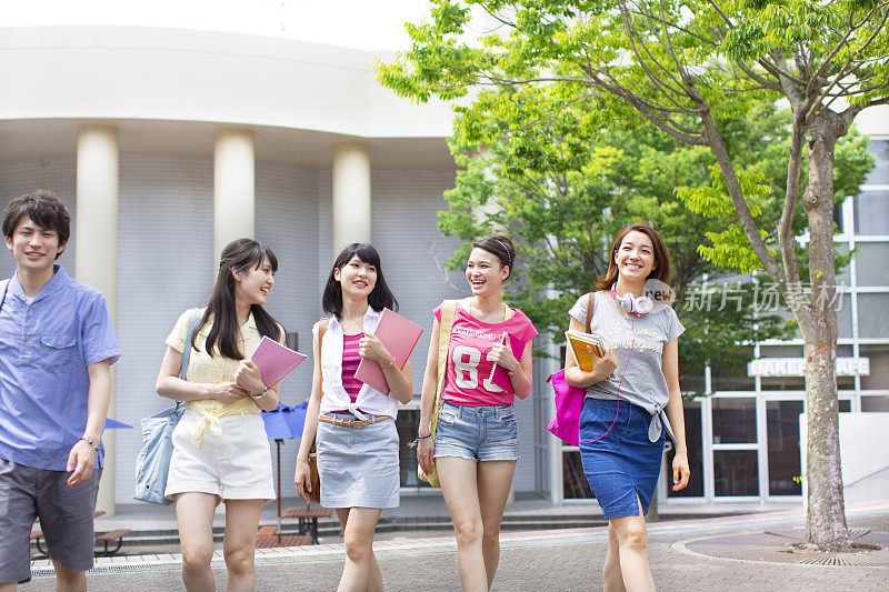 五个大学生在校园里散步