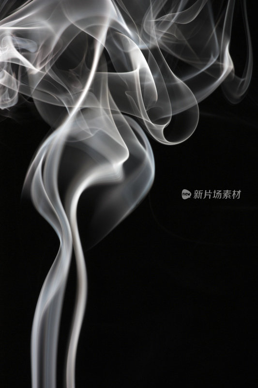 黑色背景前烟雾的抽象照片