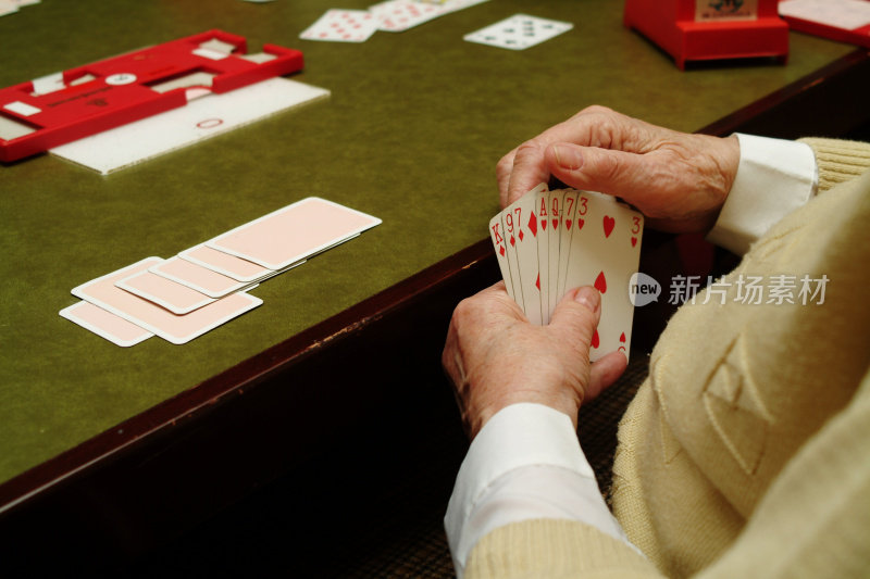 老女人的手在打牌