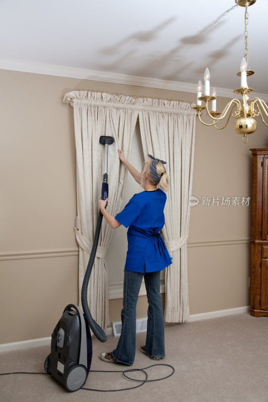 清洁工用吸尘器吸窗帘