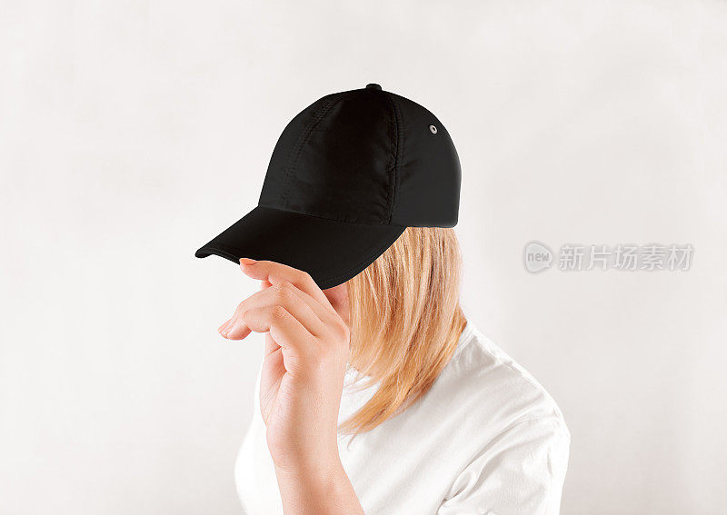 空白黑色棒球帽模型模板，戴在妇女头上