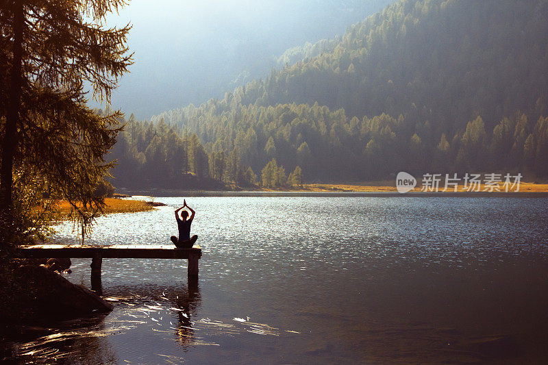 湖上瑜伽