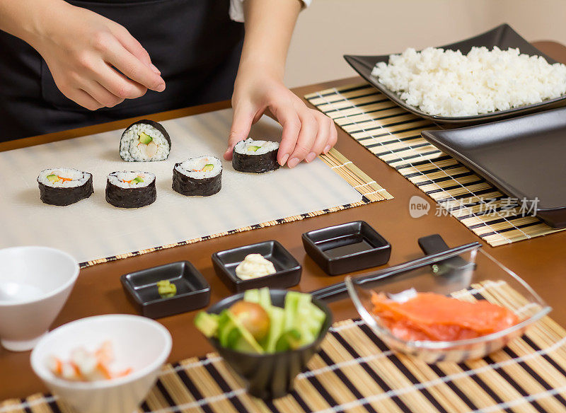 女厨师把日本寿司卷的特写