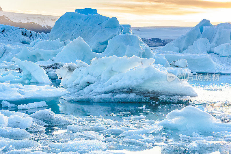 冰岛冰川泻湖的冰山风景