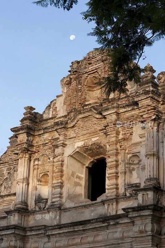 安提瓜圣何塞埃尔维约教堂遗址上空的月光