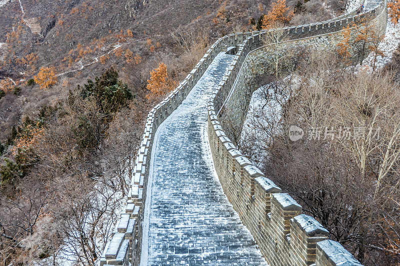 中国的长城覆盖着小雪