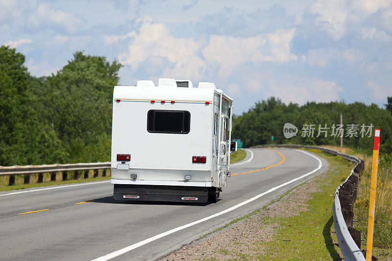 公路上开着卡车露营车