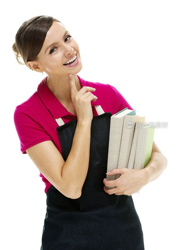 微笑的女售货员拿着书