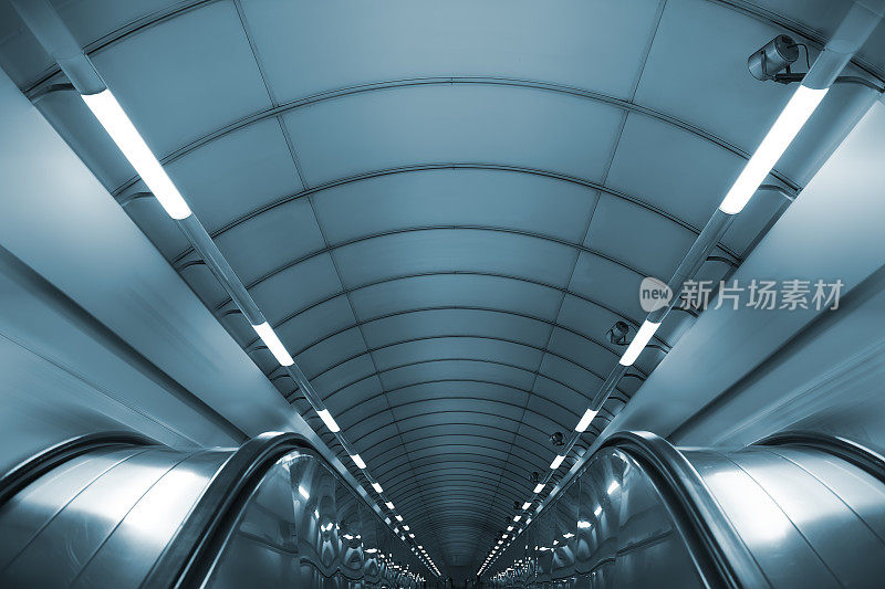 带自动扶梯的地铁站-散焦抽象