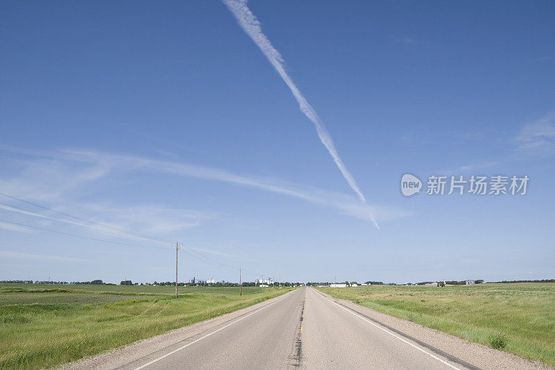 在天空中有喷射轨迹的道路