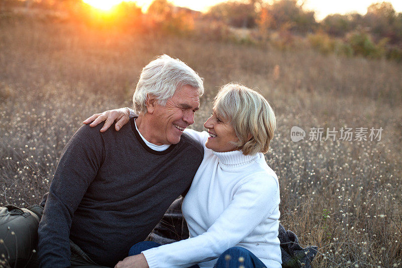 老年夫妇享受他们的晚年生活