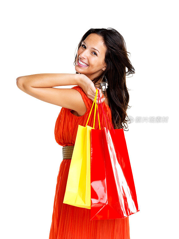 微笑的年轻女性提着购物袋